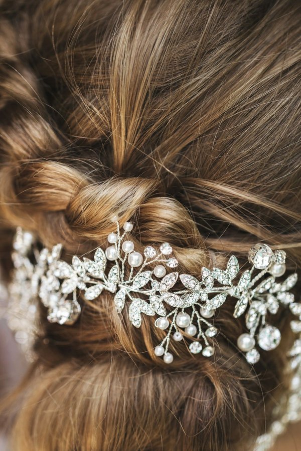 Accessoires cheveux mariage: les must-haves